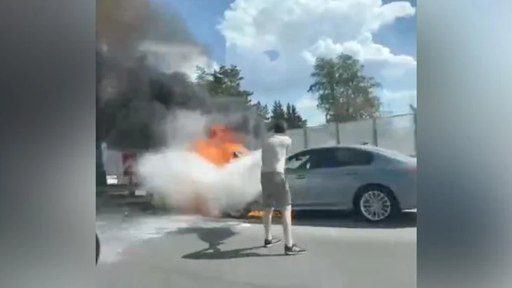 Автомобиль загорелся на Юго-Восточной хорде Автомобиль загорелся на Юго-Восточной хорде