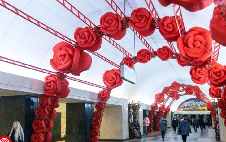 Более 400 украшений в виде гигантских роз появятся на станции метро «Трубная» Более 400 украшений в виде гигантских роз появятся на станции метро «Трубная»