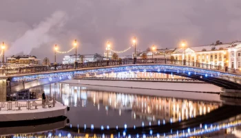 Девять столичных мостов украсили к Новому году и Рождеству
