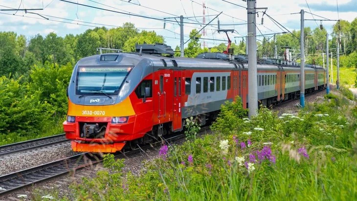 Семь поездов задерживаются после падения обломков БПЛА на Кубани Семь поездов задерживаются после падения обломков БПЛА на Кубани