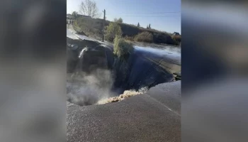 Дамбу прорвало в райцентре Шелаболиха в Алтайском крае
