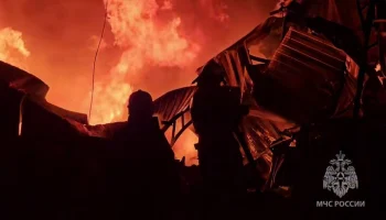 Ангар по производству полиэтилена горит в Екатеринбурге на 2400 "квадратах"