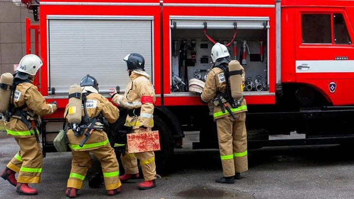 Три человека спасены при пожаре в доме на юге Москвы Три человека спасены при пожаре в доме на юге Москвы