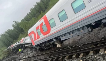 Движение составов восстановлено по одному пути после схода поезда с рельсов в Коми
