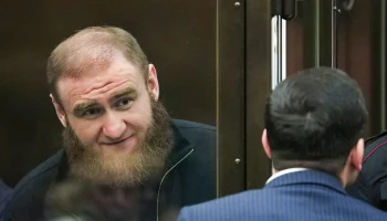 Суд приговорил экс-сенатора Арашукова по делу о взятке к 10 годам колонии