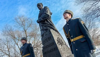 Памятник Герою России Ботяну открыли в Москве