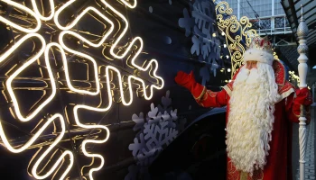 Поезд Деда Мороза проехал по Москве перед отправкой в новогоднее путешествие Поезд Деда Мороза проехал по Москве перед отправкой в новогоднее путешествие