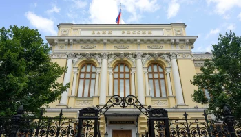Центробанк повысил официальный курс доллара на 5 августа до 81,12 рубля