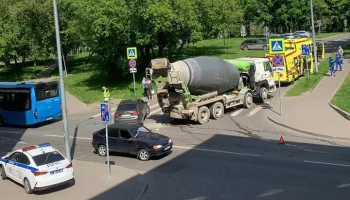 Агентство "Москва": автобус и бетономешалка столкнулись на западе столицы