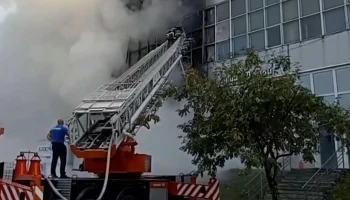 Складской комплекс загорелся на механическом заводе в Павловском Посаде