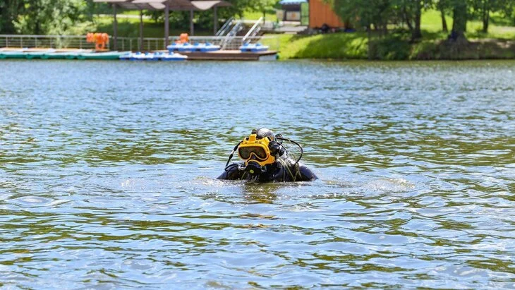 Столичные водолазы обследуют дно прудов, озер и малых рек Столичные водолазы обследуют дно прудов, озер и малых рек