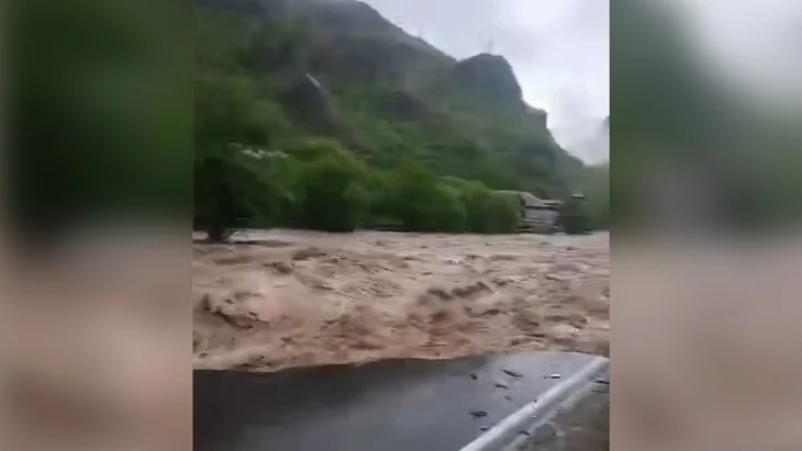 Река Дебед в Армении вышла из берегов и затопила трассу в Грузии Река Дебед в Армении вышла из берегов и затопила трассу в Грузии