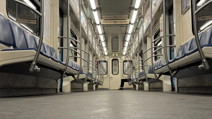 Мужчина устроил стрельбу из аэрозольного пистолета в вагоне метро в Москве Мужчина устроил стрельбу из аэрозольного пистолета в вагоне метро в Москве