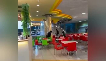 Потолок рухнул в торговом центре в Нягани из-за сильного ливня