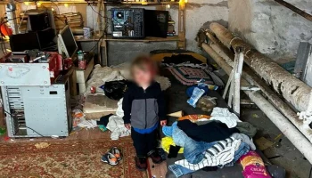 В Петербурге возбудили дело на родителей трех детей, живущих в подвале