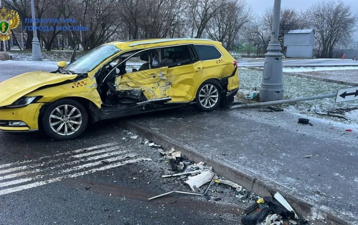 Водитель частного автобуса потерял управление и столкнулся с такси в Москве