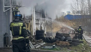 Появились кадры пожара в автосервисе на северо-западе Москвы
