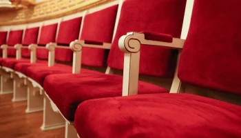 Спектакль &laquo;Переходный возраст&raquo; и прогулки по ВДНХ: куда сходить в Москве на выходных