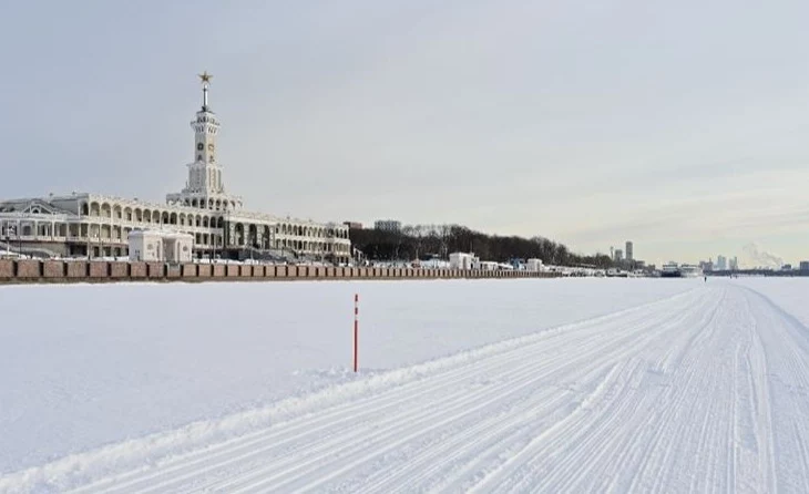 Лыжня с видом на Северный речной вокзал открылась в акватории канала имени Москвы Лыжня с видом на Северный речной вокзал открылась в акватории канала имени Москвы