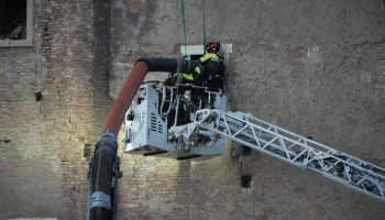 Спасатели достали рабочего из-под завалов обрушившейся башни в Риме спустя 10 часов