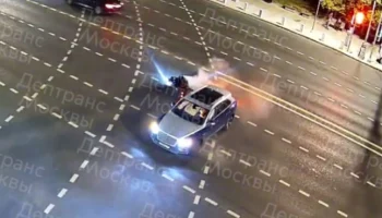 Мотоцикл влетел в машину на улице Большие Каменщики в Москве