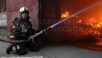 Площадь пожара на складе в Новогирееве увеличилась до 4000 квадратных метров