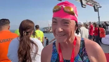 Пенсионерка из России пересекла Дарданеллы за 56 минут и победила в заплыве Пенсионерка из России пересекла Дарданеллы за 56 минут и победила в заплыве