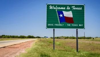 Власти Техаса вывезли из штата больше 102 тысяч нелегальных мигрантов