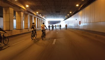 Директор театра Российской армии Милена Авимская проехала в колонне московского Ночного велофестивал