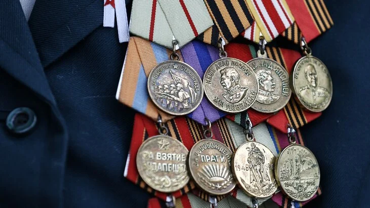 Собянин вручил ветеранам ВОВ памятные знаки "85 лет битвы за Москву" Собянин вручил ветеранам ВОВ памятные знаки "85 лет битвы за Москву"