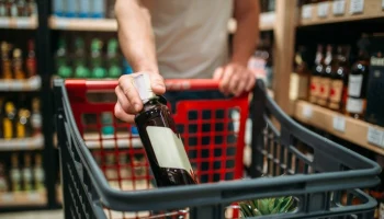 FT: производители алкоголя вынуждены снижать цены из-за нераспроданных напитков