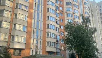 На юге столицы в многоквартирном доме 1999 года постройки заменят все лифтовое оборудование