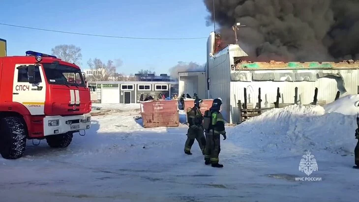 Пожарные ликвидировали открытый огонь в мебельном цехе в Саранске