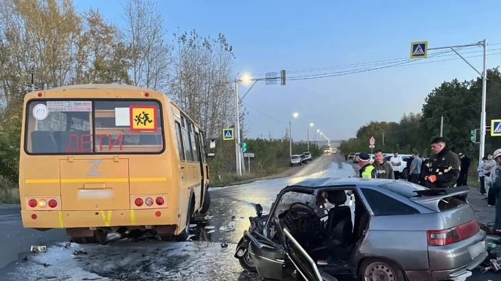 Легковой автомобиль влетел в поворачивающий школьный автобус с детьми в Уфе Легковой автомобиль влетел в поворачивающий школьный автобус с детьми в Уфе