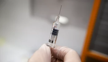 AstraZeneca начала снимать свою вакцину от COVID-19 с продажи по всему миру