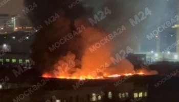 ТАСС: площадь пожара в здании в Москве возросла до 2 тысяч квадратных метров