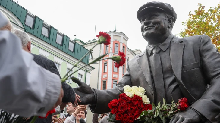 Памятник Юрию Лужкову открыли в Москве в день его 90-летия Памятник Юрию Лужкову открыли в Москве в день его 90-летия