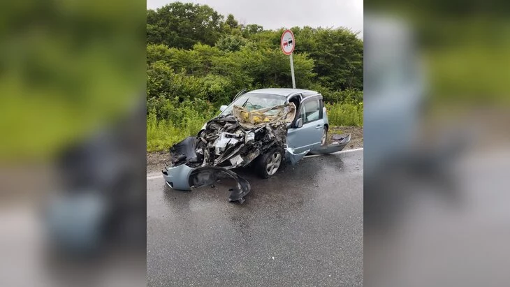 Три человека пострадали при столкновении автобуса и легкового авто в Приморье Три человека пострадали при столкновении автобуса и легкового авто в Приморье