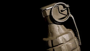 Mash: Взрыв гранаты произошел в многоэтажке на улице Артамонова