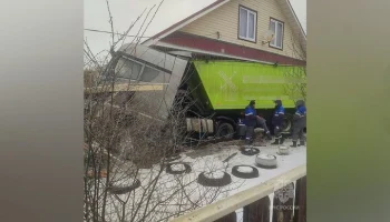 Фура врезалась в жилой дом в Нижегородской области