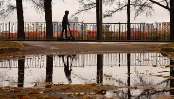 Синоптики сообщили о пасмурной и ветреной погоде в Москве 13 октября