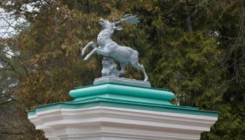 Скульптуры бегущих оленей снова украшают парадный въезд усадьбы Валуево