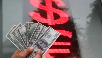 Центробанк РФ понизил курс доллара почти на три рубля &mdash; до 90,1 рубля