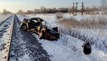 Четыре человека погибли при столкновении автомобиля и грузового поезда под Псковом
