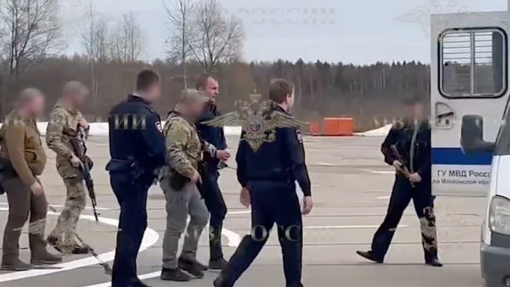 Обвиняемый в нападении на полицейских в Подмосковье доставлен на допрос в СК Обвиняемый в нападении на полицейских в Подмосковье доставлен на допрос в СК