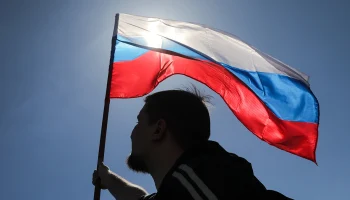 Болельщик вывесил российский флаг на хоккейном матче Олимпиады в Италии