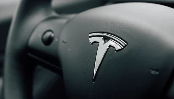 Компания Илона Маска Tesla представила &laquo;летающий&raquo; спорткар Roadster