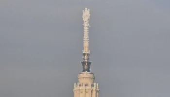 Шпиль главного здания МГУ покрылся льдом из-за морозов