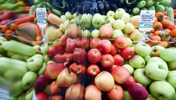 Участница московской ярмарки отправляет соленья и варенье бойцам СВО