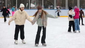 Жителей столицы пригласили на благотворительный день на катке ВДНХ